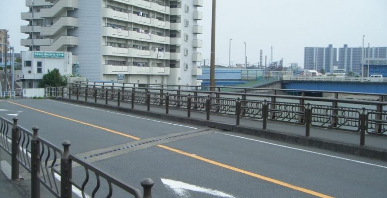 道路沿いの建物