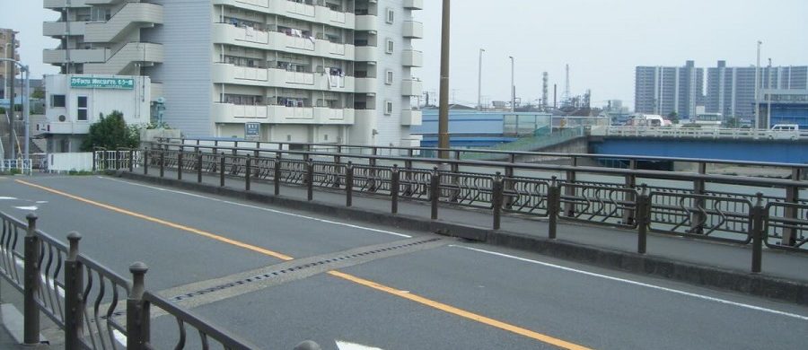 道路沿いの建物